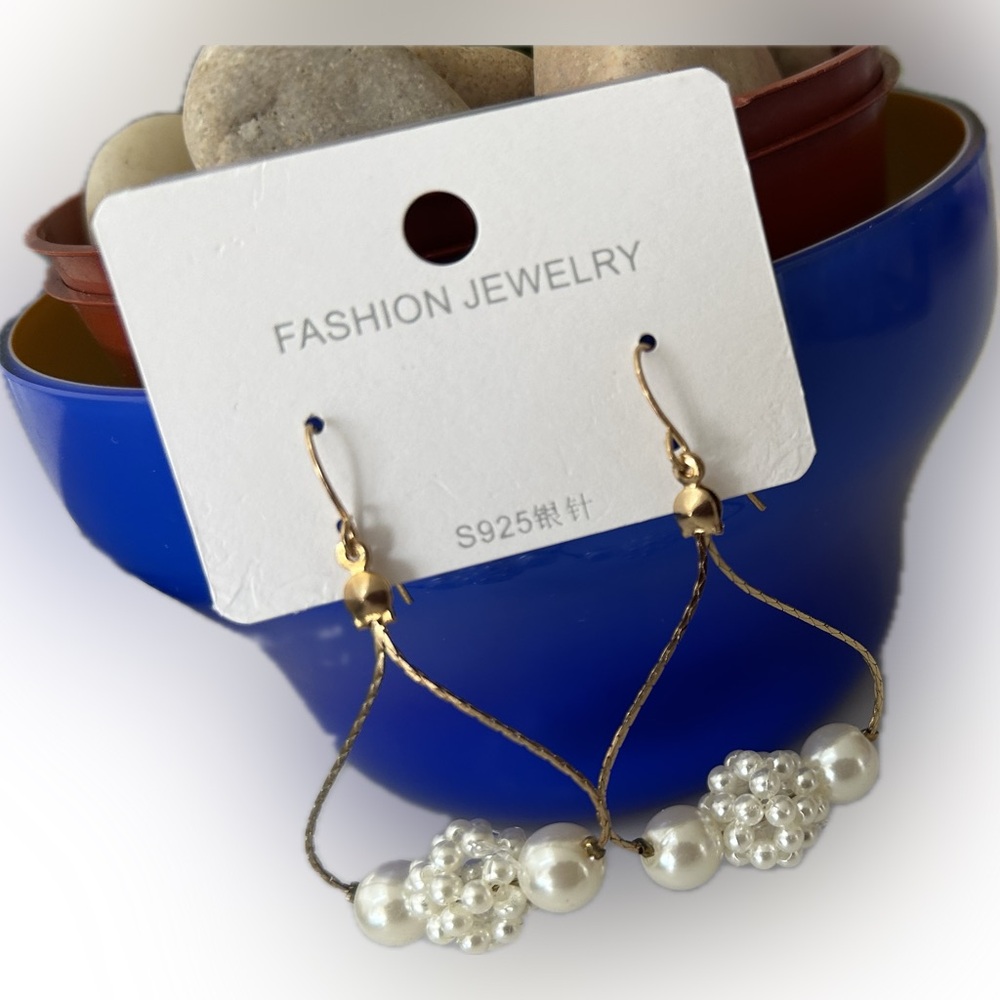 Trendy Elegant Gold and White Faux Clustered Pearl Dangle Fashion Earrings 2"